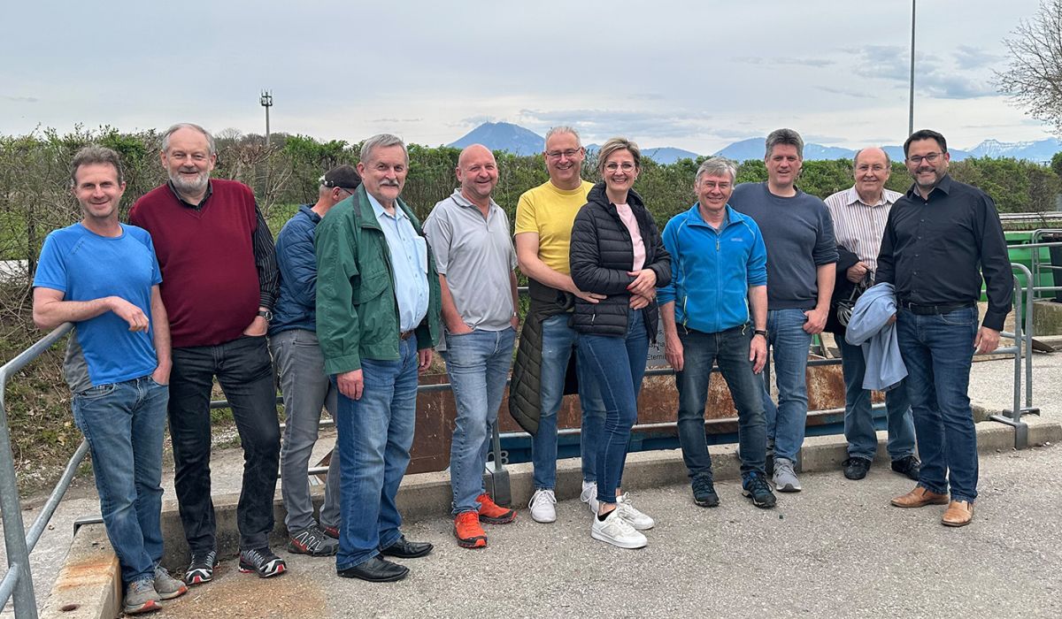 Besuchergruppe der FREIEN WÄHLER beim Wertstoffhof Mitterfelden mit Bürgermeister Martin Öttl (rechts)